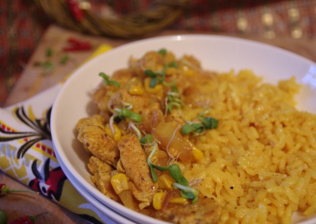 Fotografia przedstawiająca Indyk curry z ananasem i ryżem