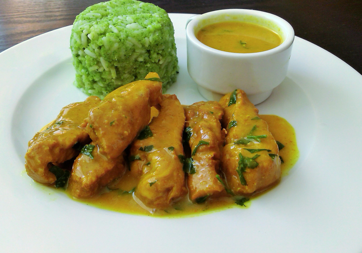Indyk w sosie curry z ryżem brokułowym foto