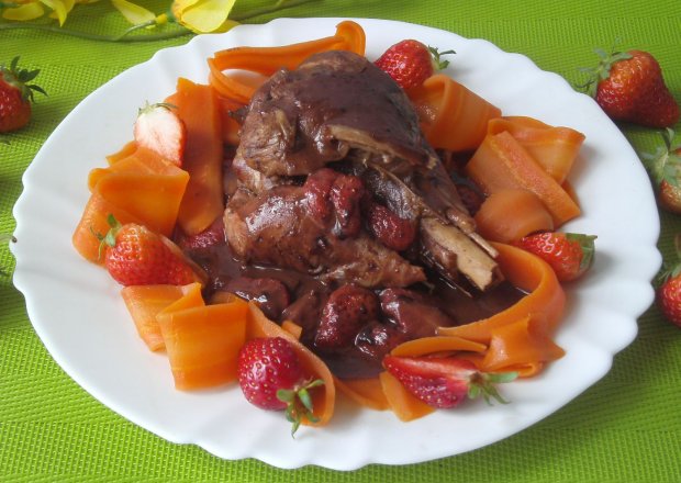Fotografia przedstawiająca Indyk w sosie czekoladowym z truskawkami i makaronem z marchewki