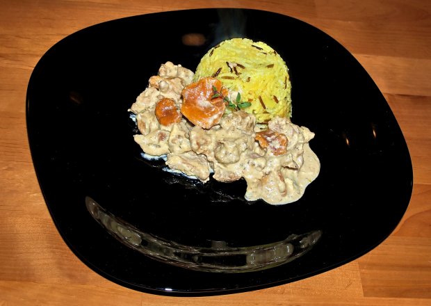 Fotografia przedstawiająca indyk w sosie kurkowo-serowym