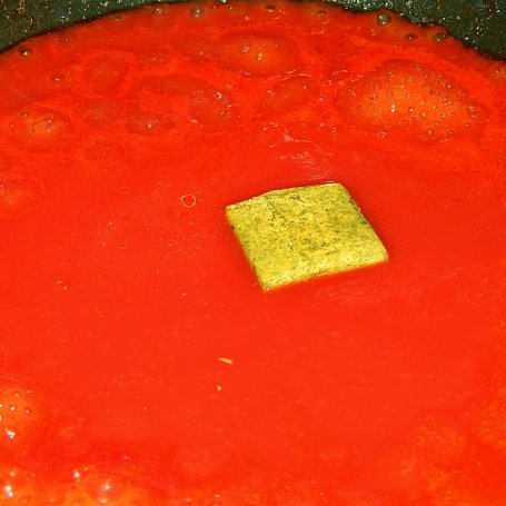 Krok 4 - Indyk w sosie pomidorowo-ziołowym z groszkiem foto