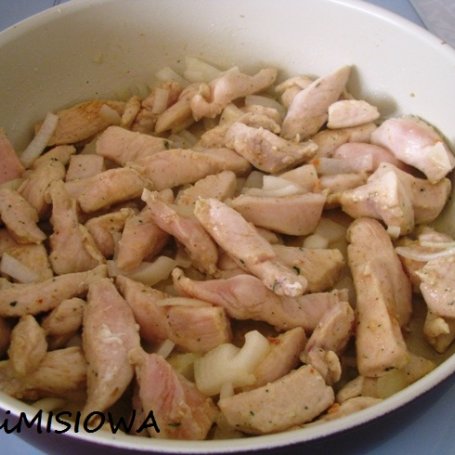 Krok 1 - Indyk z makaronem w sosie pomidorowym foto