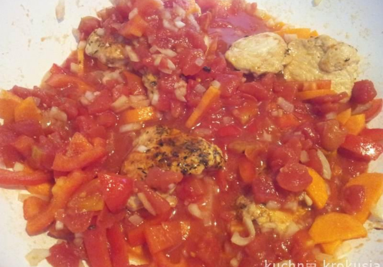 Indyk z papryką i pomidorami foto