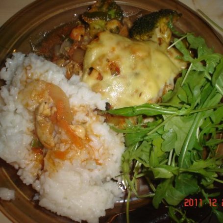 Krok 6 - Indyk zapiekany z warzywami podany z rukolą i ryżem foto