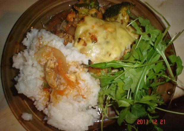 Fotografia przedstawiająca Indyk zapiekany z warzywami podany z rukolą i ryżem