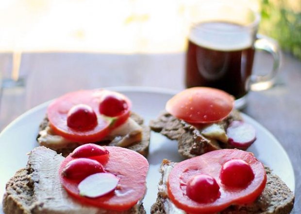 Fotografia przedstawiająca inspiracje sniadaniowe - kanapki z pieczenią