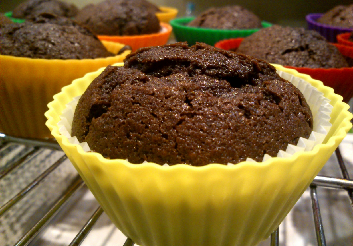 Intensywnie kakaowo-pomarańczowe muffinki foto