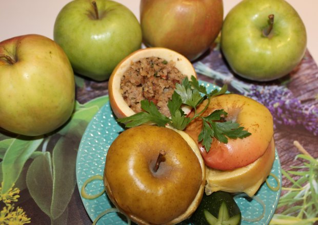 Fotografia przedstawiająca Jabłka faszerowane mięsem mielonym