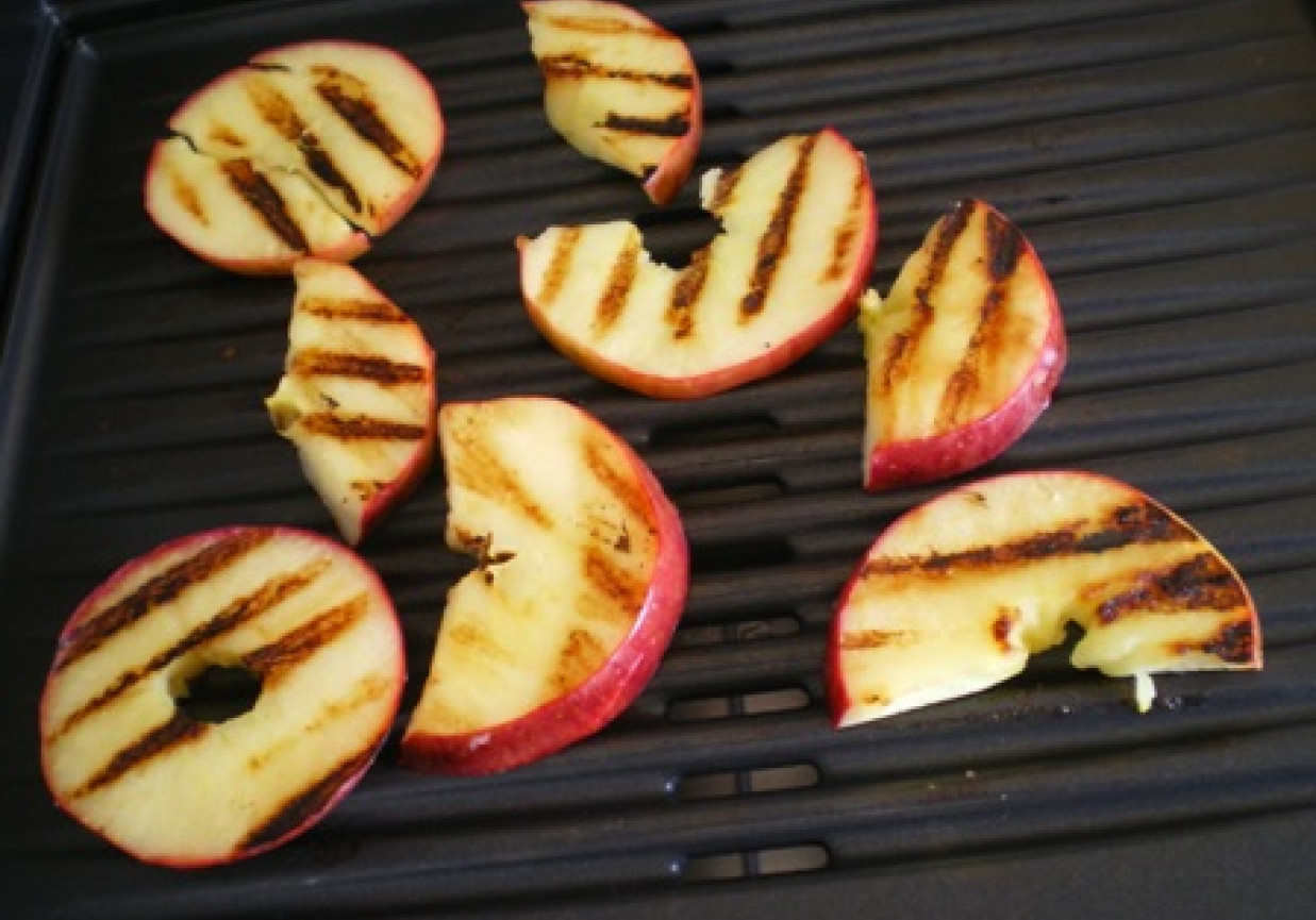Jabłka grillowane z camembertem foto