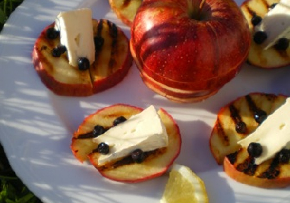 Jabłka grillowane z camembertem foto