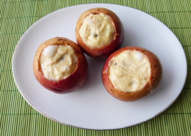 Fotografia przedstawiająca Jabłka nadziewane białym serem