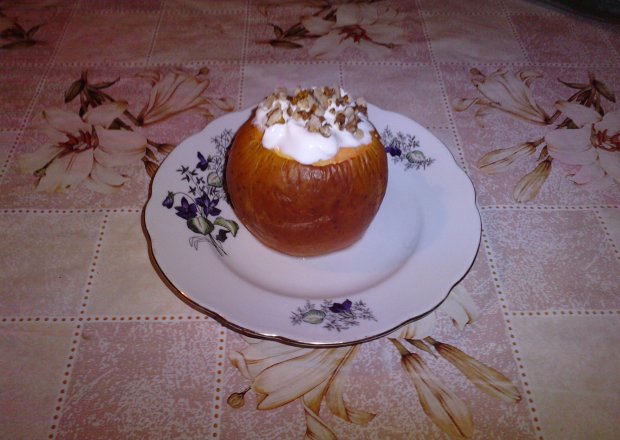 Fotografia przedstawiająca Jabłka pieczone z bitą śmietaną