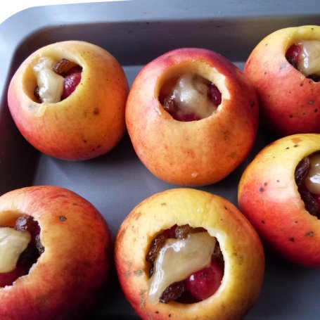 Krok 4 - Jabłka pieczone z wiśniami i miodem foto