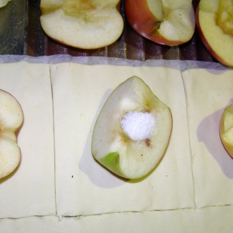 Krok 1 - jabłka w cieście francuskim z galaretkową śmietaną... foto
