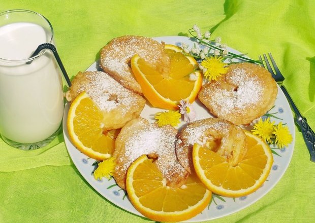 Fotografia przedstawiająca Jabłka w cieście naleśnikowym z pomarańczą i cynamonem