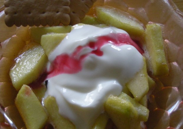 Fotografia przedstawiająca jabłka w miodzie z jogurtem naturalnym