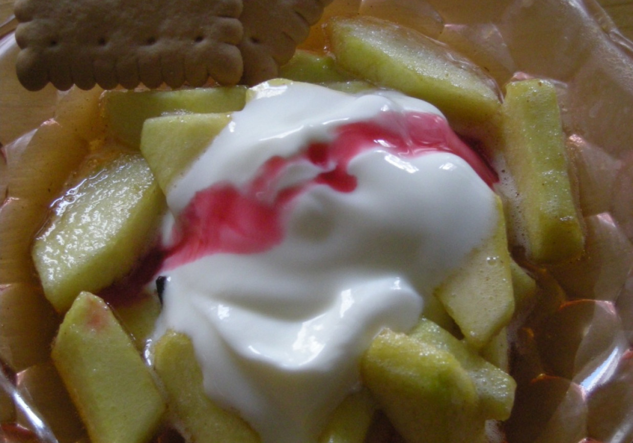 jabłka w miodzie z jogurtem naturalnym foto