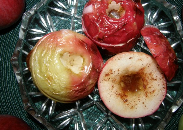 Fotografia przedstawiająca jabłka z cynamonem