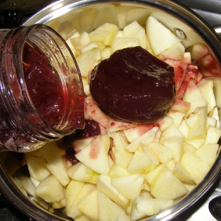 Krok 1 - jabłka z dżemem z ciemnych winogron w cieście francuskim... foto