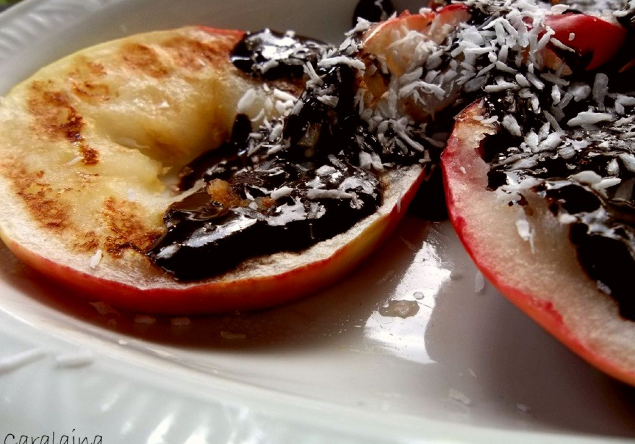jabłka z grilla z sosem czekoladowym i kokosem foto