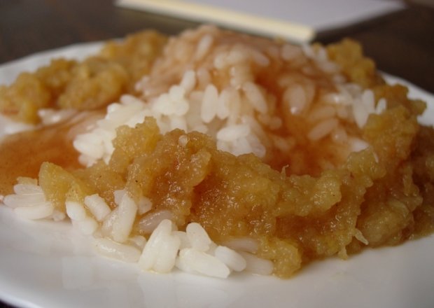 Fotografia przedstawiająca Jabłka z ryżem i sosem cynamonowym