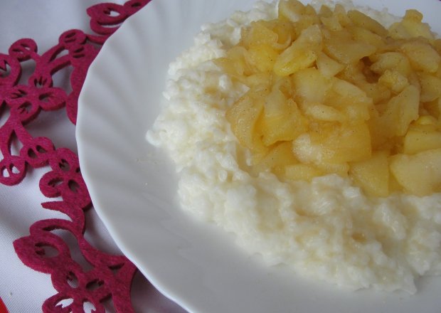 Fotografia przedstawiająca Jabłka z ryżem na mleku kokosowym