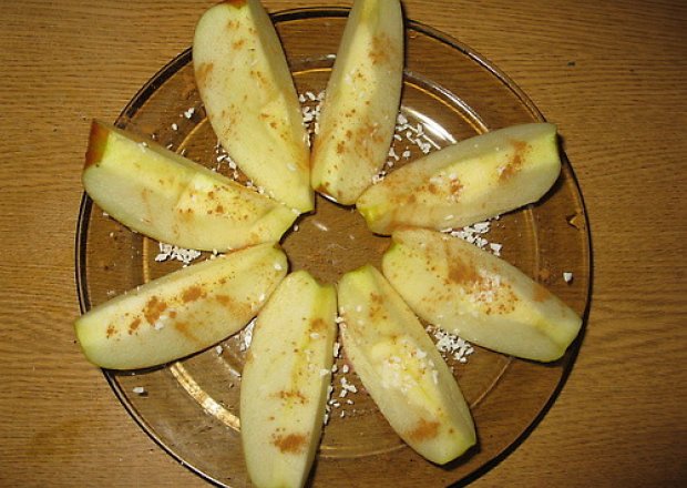 Fotografia przedstawiająca jabłka z wiórkami kokosowymi