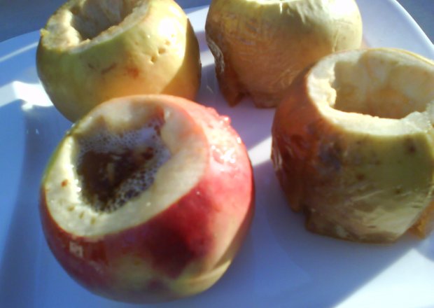 Fotografia przedstawiająca Jabłka zapiekane na grillu