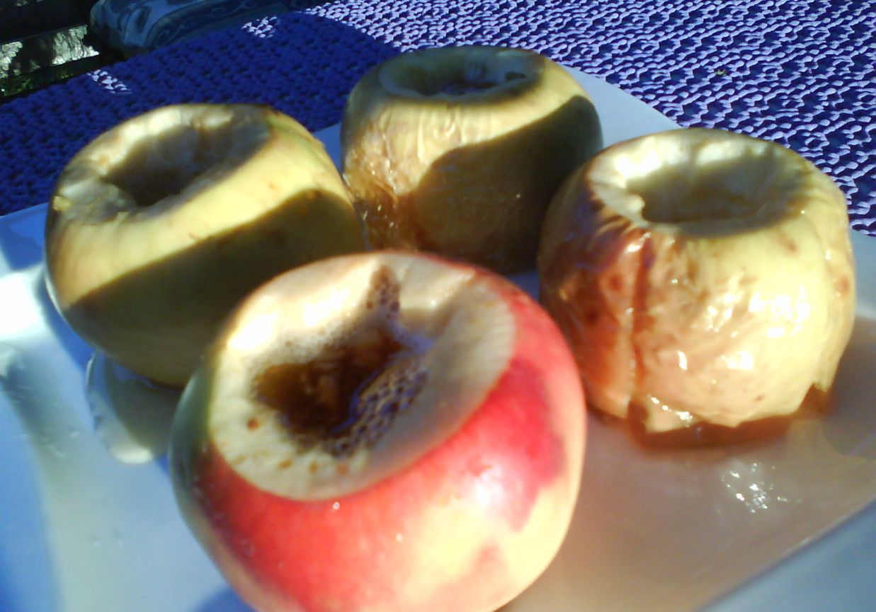 Jabłka zapiekane na grillu foto