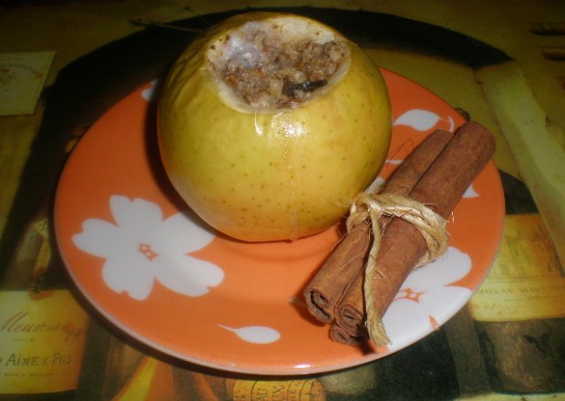 Fotografia przedstawiająca Jabłka zapiekane z miodem i orzechami