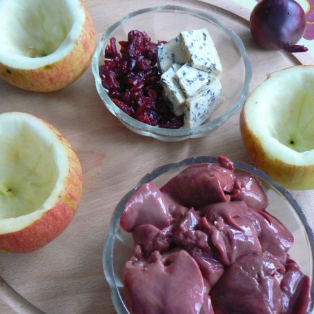 Krok 2 - Jabłka zapiekane z wątróbką, żurawiną i serem lazur foto