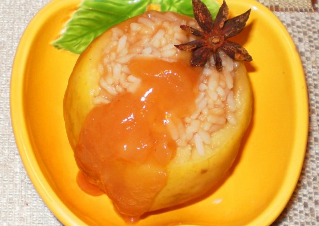 Fotografia przedstawiająca Jabłko gotowane na parze nadziewane ryżem :