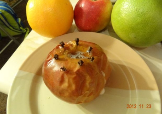 Fotografia przedstawiająca Jabłko pieczone z goździkami
