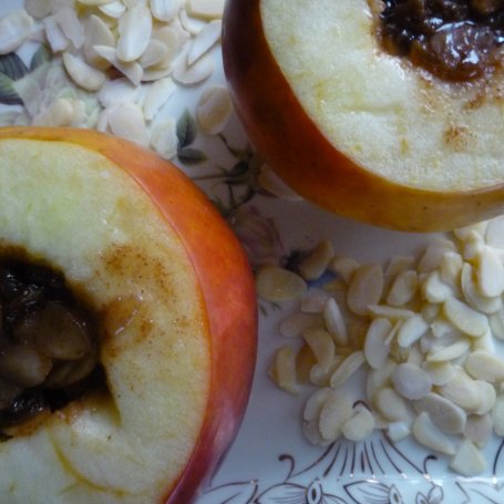 Krok 5 - Jabłko pieczone z migdałami, miodem, winem i rodzynkami w sosie cynamonowym foto