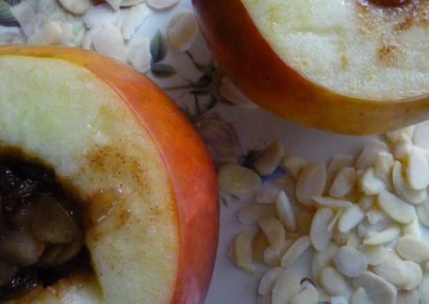 Fotografia przedstawiająca Jabłko pieczone z migdałami, miodem, winem i rodzynkami w sosie cynamonowym