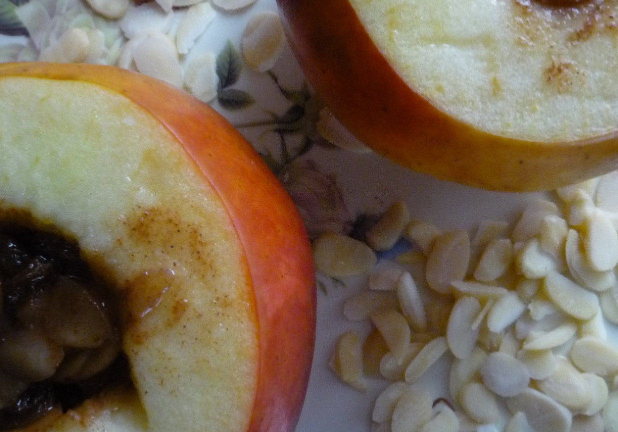 Jabłko pieczone z migdałami, miodem, winem i rodzynkami w sosie cynamonowym foto