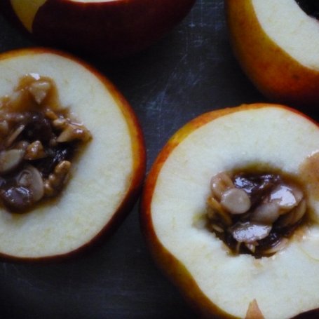 Krok 4 - Jabłko pieczone z migdałami, miodem, winem i rodzynkami w sosie cynamonowym foto