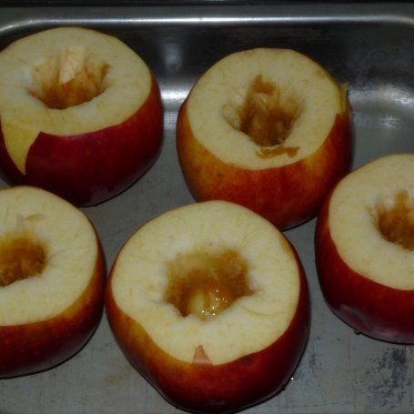 Krok 1 - Jabłko pieczone z migdałami, miodem, winem i rodzynkami w sosie cynamonowym foto