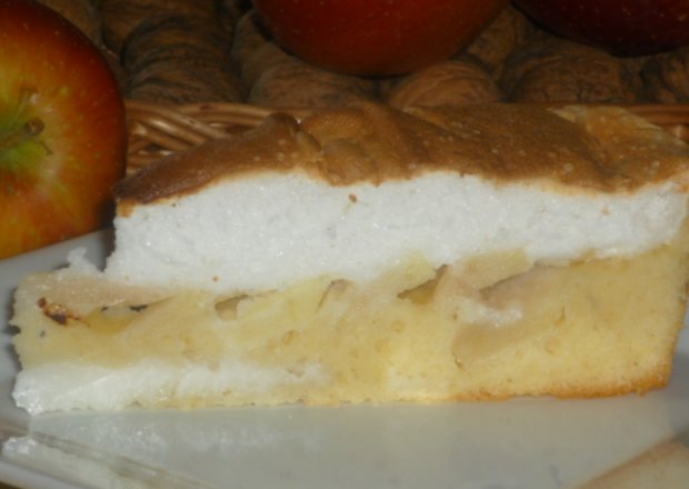 Fotografia przedstawiająca Jabłkowa tarta pod bezowa pierzynką