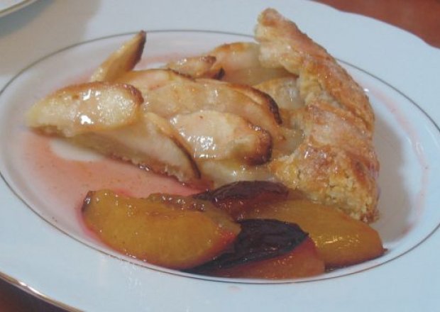 Fotografia przedstawiająca Jabłkowa tarta z sosem śliwkowym i chilli