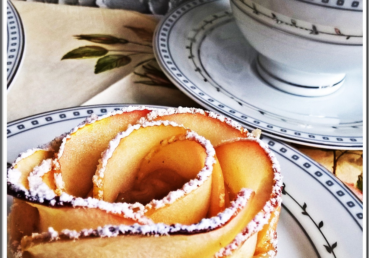 Jabłkowe róże z ciasta francuskiego Zewy foto
