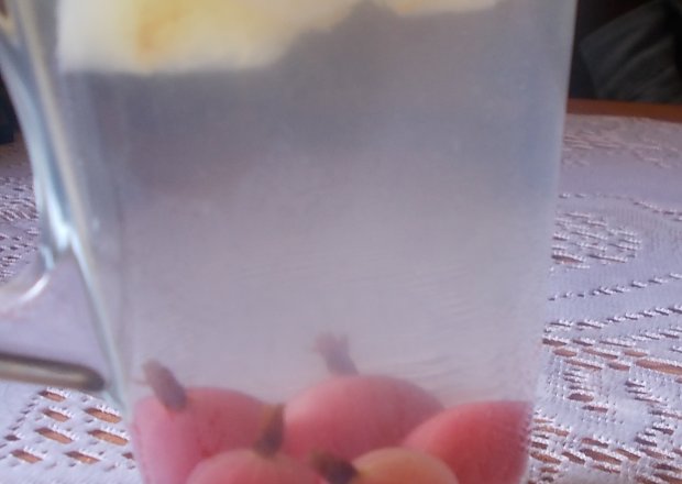 Fotografia przedstawiająca Jabłkowo agrestowy kompot do obiadu
