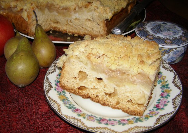 Fotografia przedstawiająca jabłkowo-gruszkowe drożdżowe ciasto na suchych drożdżach...