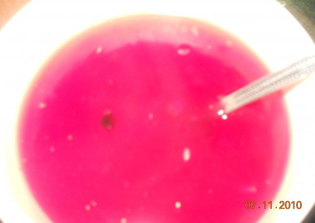 Fotografia przedstawiająca jablkowo-malinowy kisiel