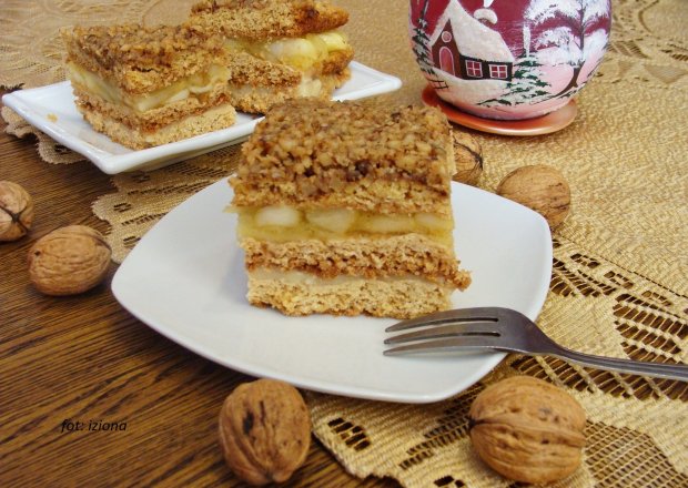 Fotografia przedstawiająca Jabłkowo-orzechowe ciasto
