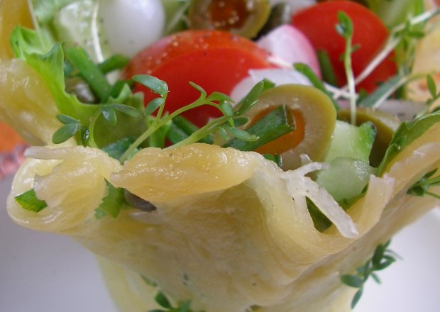 Fotografia przedstawiająca Jadalne miseczki serowe z sałatką