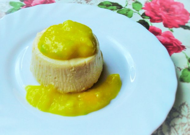 Fotografia przedstawiająca Jaglana Panna Cotta z mango