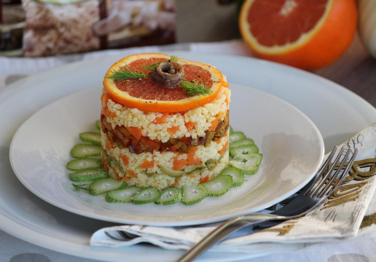 Jaglana sałatka z warzywami, pomarańczą i anchois foto