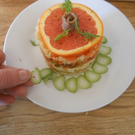 Krok 10 - Jaglana sałatka z warzywami, pomarańczą i anchois foto