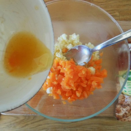 Krok 3 - Jaglana sałatka z warzywami, pomarańczą i anchois foto